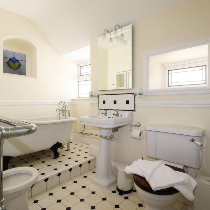 Gorgeous House In Newquay Walking Distance From Fistral Beach New Quay Exterior foto